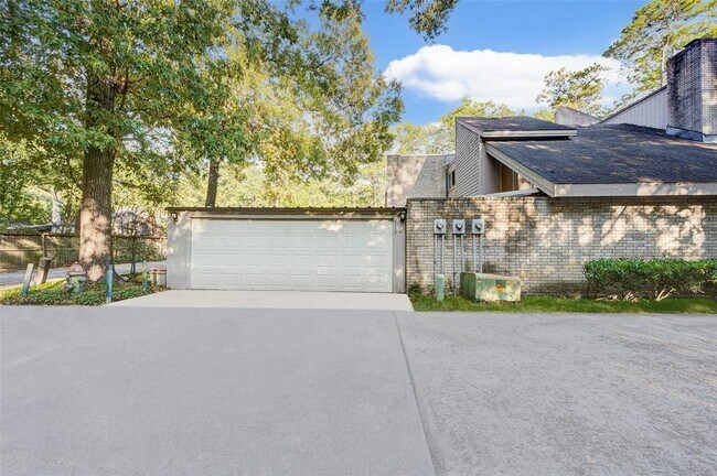 Building Photo - 2119 Lake Village Dr