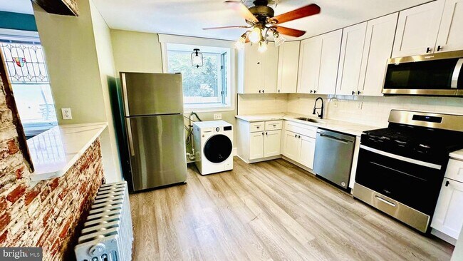 Building Photo - 525 Leverington Ave