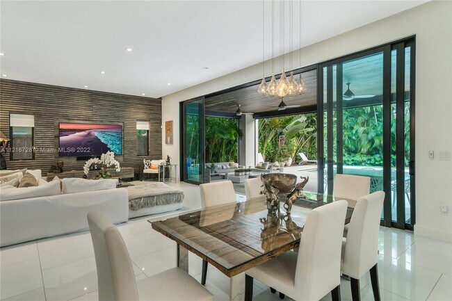 Building Photo - 4060 Woodridge Rd