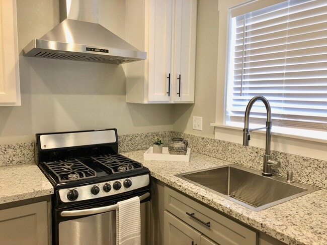 Building Photo - $1,350 Clovis Cottage 1 Bedroom Home Sierr...