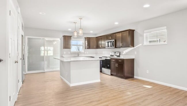 Building Photo - 655 Hillcrest Dr