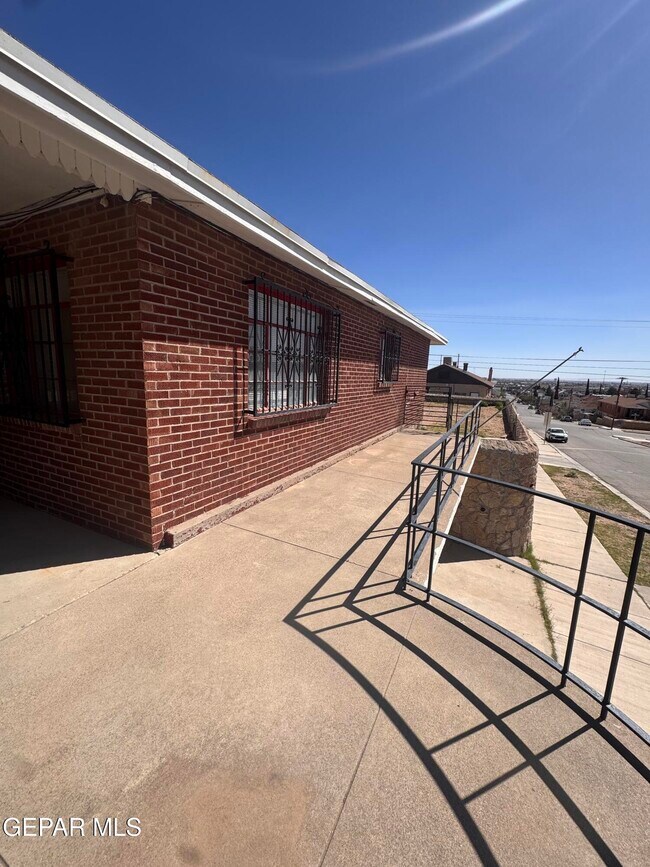 Foto del edificio - 1100 E River Ave