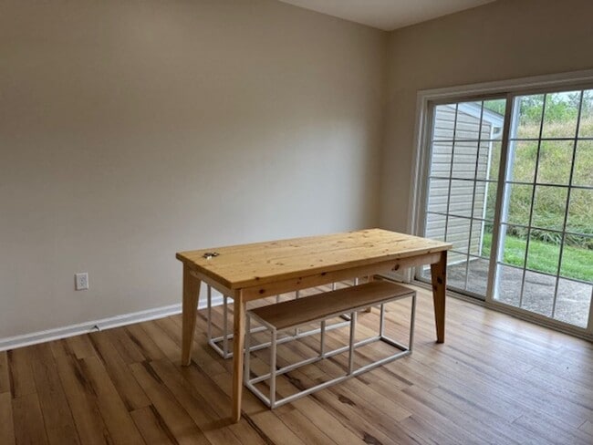 Foto del edificio - Renovated Townhouse in The Pinnacle Subdivision