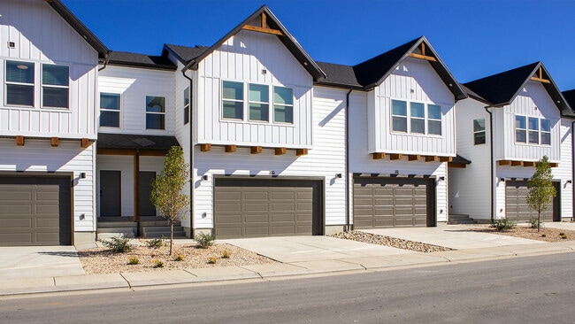 Building Photo - Railrunner Townhomes