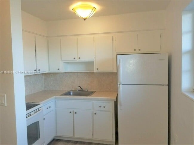 Building Photo - 720 NW 27th Ct