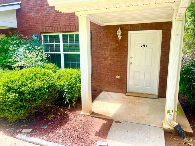 Building Photo - Welcome to this charming 2 bedroom, 2.5 ba...