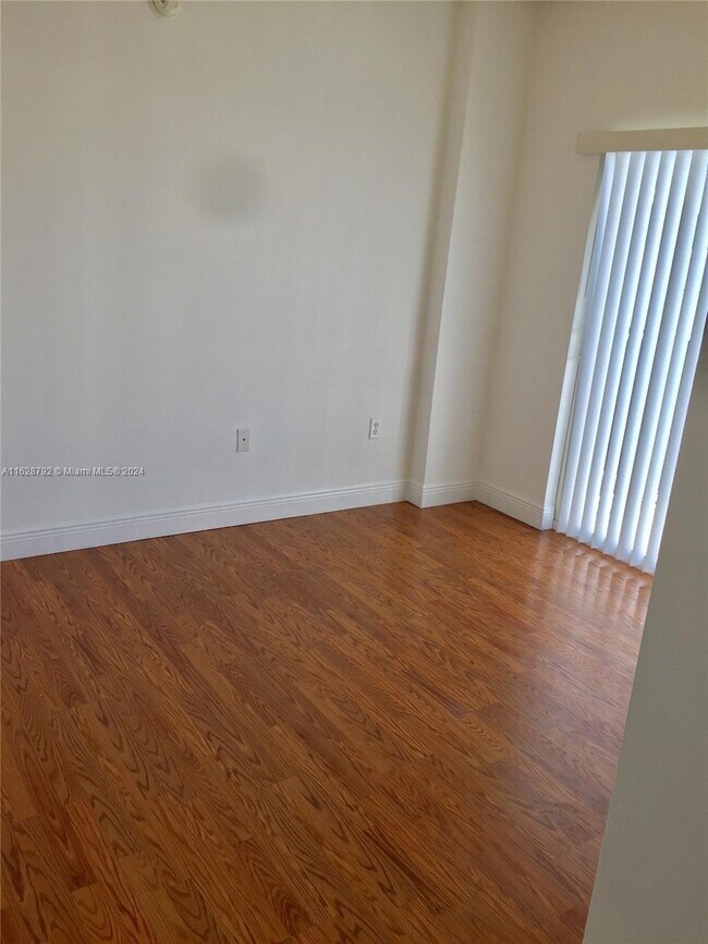 Building Photo - 115 SW 42nd Ave