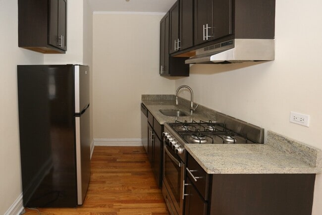 Building Photo - 4740 N Hermitage Ave