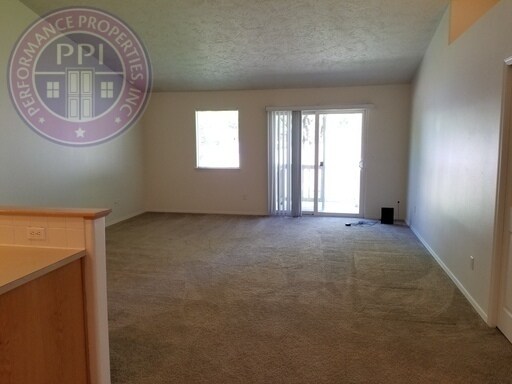 Foto del edificio - Single Level Family Home in Sandy.  New Carpet & LVT  Flooring Pets Welcome