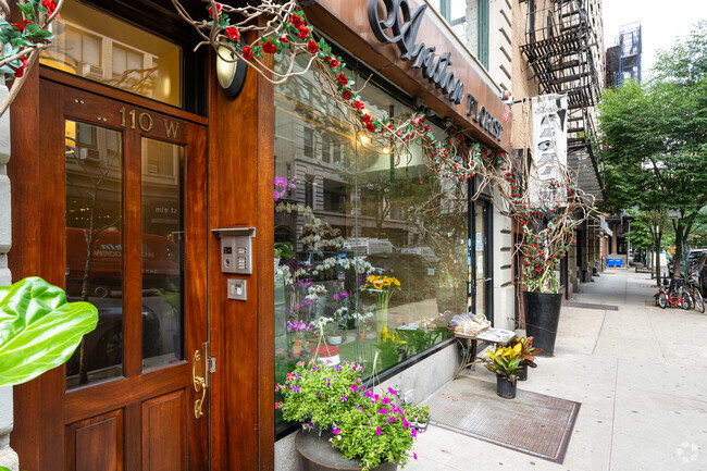 Entrada - 110 W 17th St
