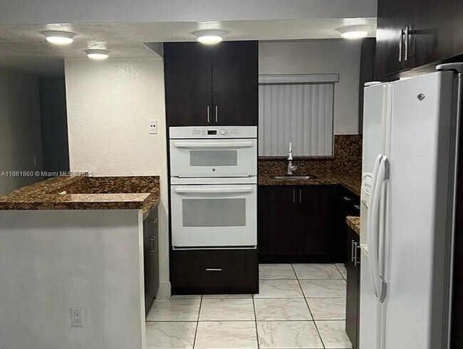 Building Photo - 8850 Fontainebleau Blvd