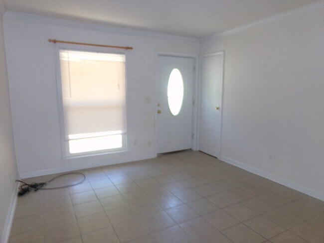 Foto del edificio - 2BR/1BA Milton Duplex with Huge Fenced Backyard, Tile Flooring Throughout & Convenient Access to ...