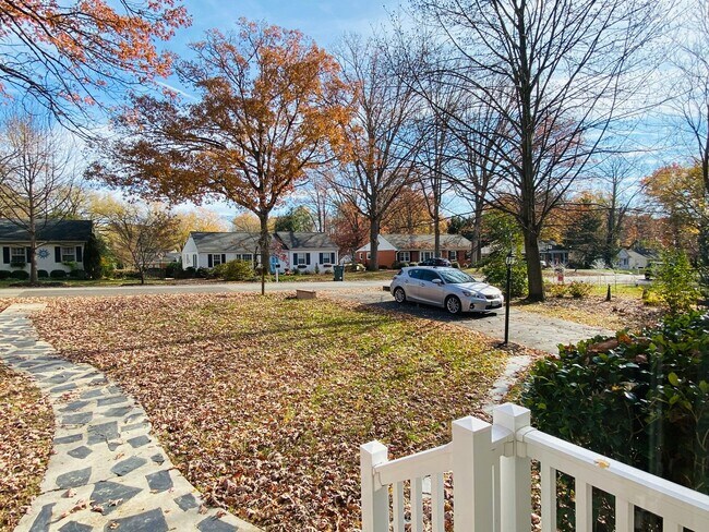 Building Photo - Beautifully Updated 3bdrm/2bth Ranch Style...