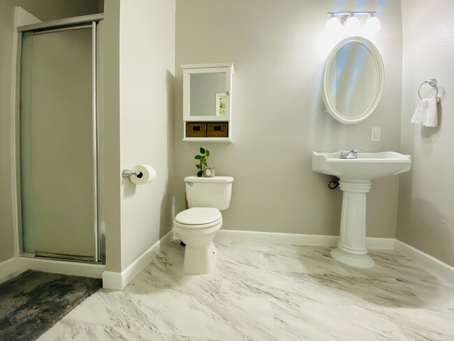 Upgraded bathroom with new luxury vinyl tiles - 4775 Oakwood Pl