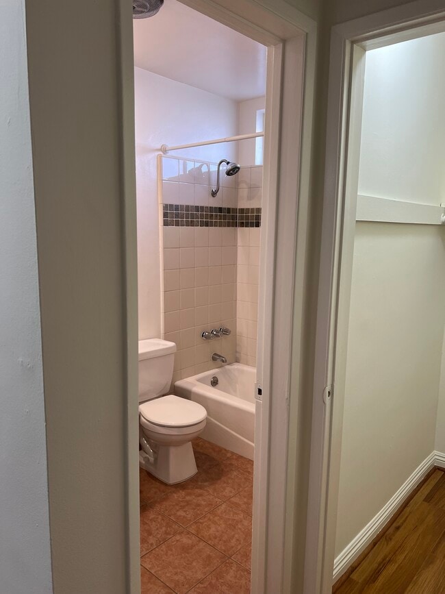 Foto del edificio - 1616 Armacost Ave