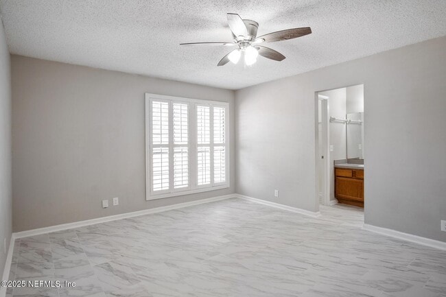 Foto del edificio - 7650 Cranberry Ln S