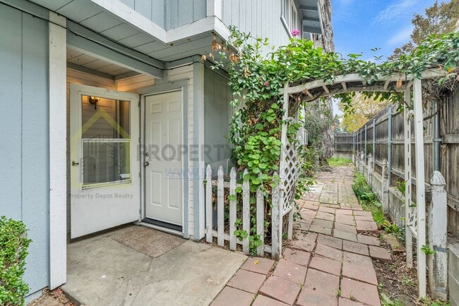 Foto del edificio - 3 bedroom 2 baths available in a gate community