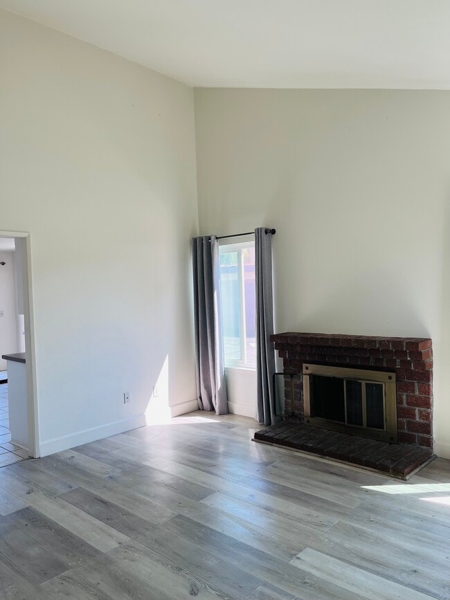 Building Photo - 10823 Mountain View Ave