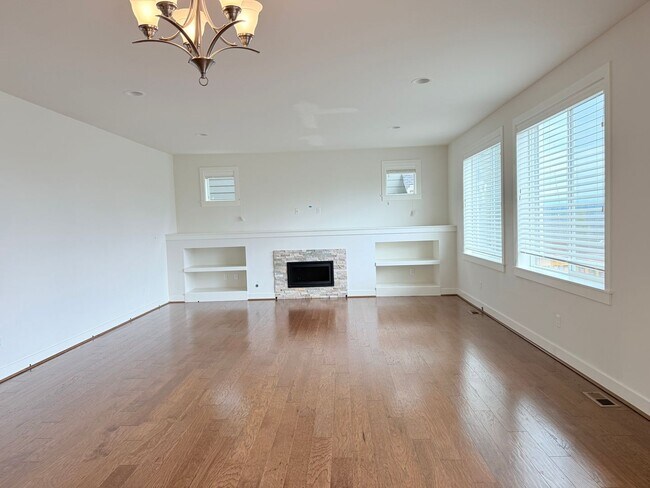 Building Photo - Beautiful 5-Bedroom Home with Mt. Rainier ...