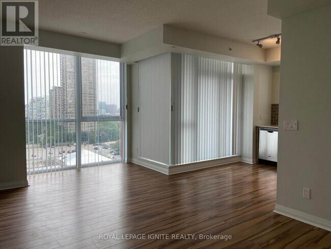 Photo du bâtiment - 55-955 Eglinton Ave W