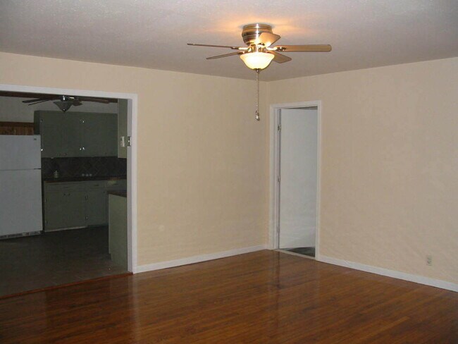 Foto del edificio - 4BR 2 BA House around the corner from Wils...