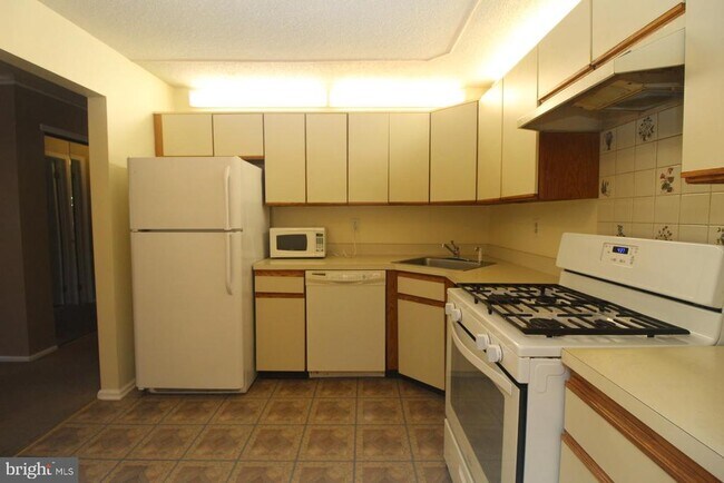 Building Photo - 10 Chamberlin Ct