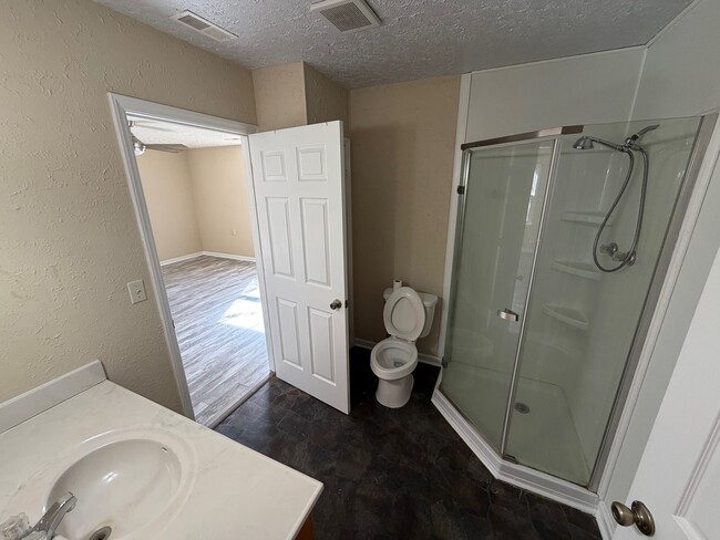 Building Photo - 261 Oak Dr