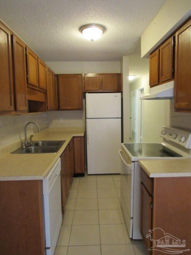 Foto del edificio - 3328 Pine Forest Rd