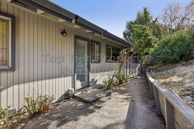 Building Photo - Beautiful 3 bedroom, 2 bath, 2,039 sqft hi...