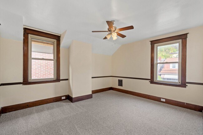 Foto del edificio - AVAILABLE ON MARCH 19! BEAUTIFUL 5 BEDROOM...