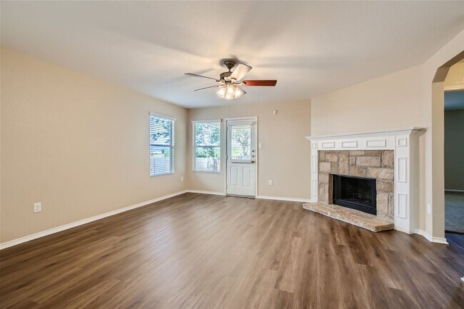 Foto del edificio - Move in ready!!  3 bedroom plus office!!