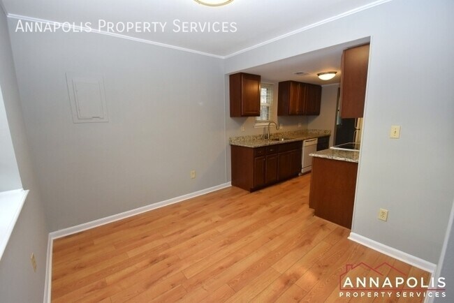 Building Photo - 920 Bank St