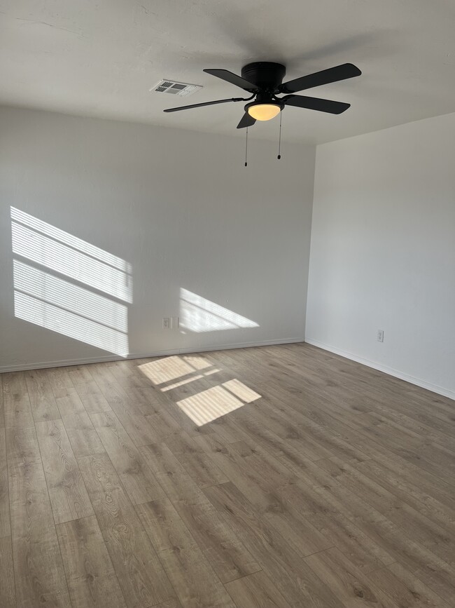 Living room w/ wood laminate flooring throughout - 615 S 6th St