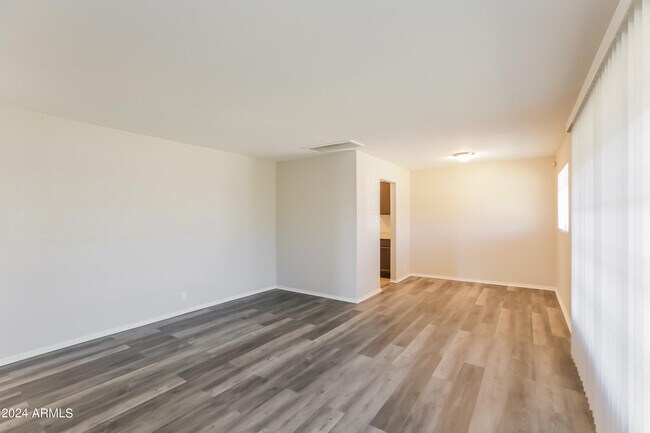 Building Photo - 6201 S 16th Pl
