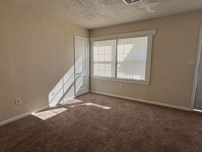 Foto del edificio - 1605 NW Williams- AVAILABLE NOW!