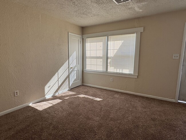 Building Photo - 1605 NW Williams-Hot new listing!