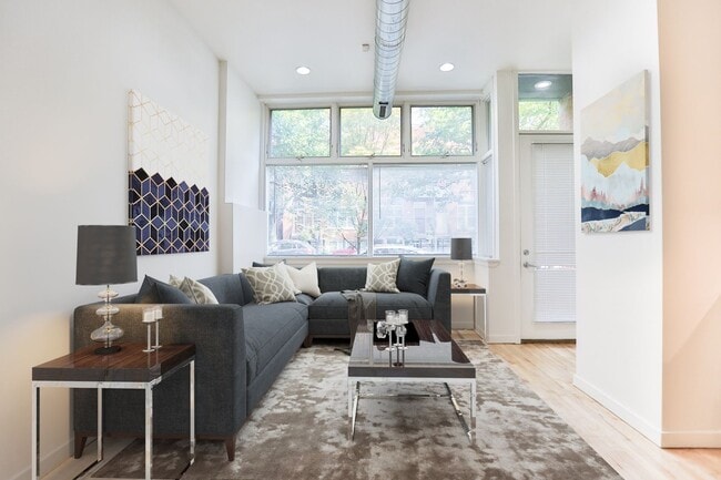 Photo - Wicker Park Large Sunny 1 Bedroom. Beautiful Courtyard. Great Location. Laundry/Internet. Apartment