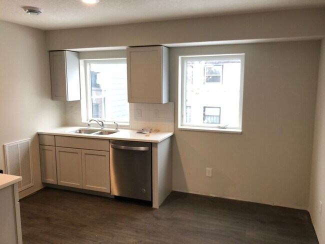 Foto del edificio - Studio Available Now in Newer Building, Mo...