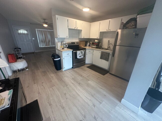 Foto del edificio - 14500 Sussex Dr