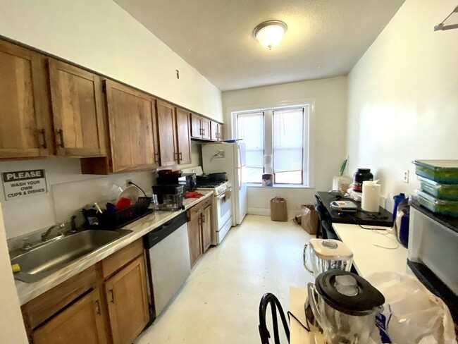 Building Photo - 18 Glenville Ave