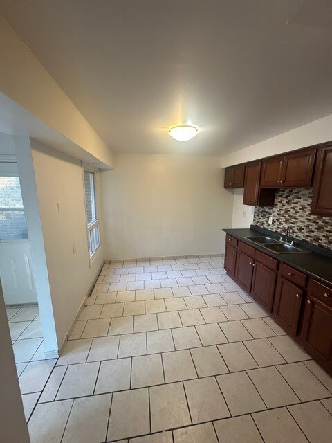 Photo du bâtiment - Large 3 Bedroom Townhouse Available