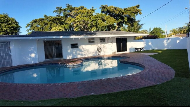 Foto del edificio - 600 NW 38th Ct