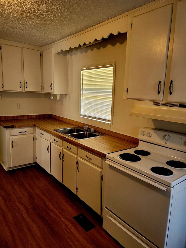 Foto del edificio - 807 Laurel Rd