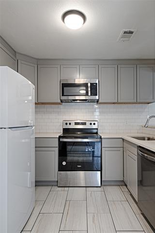 Foto del edificio - 8545 Midpark Rd