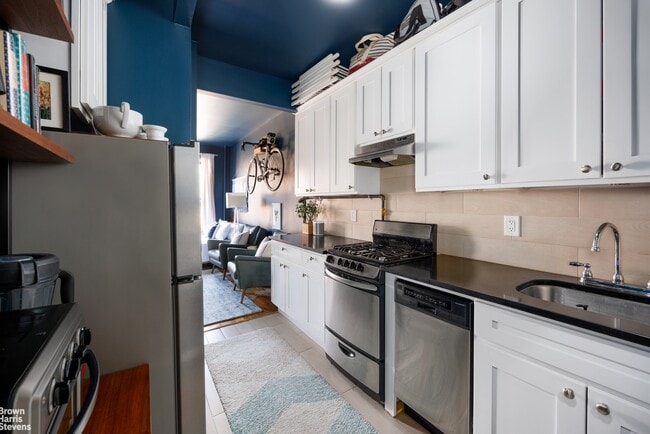 Building Photo - Spacious Park Slope Studio
