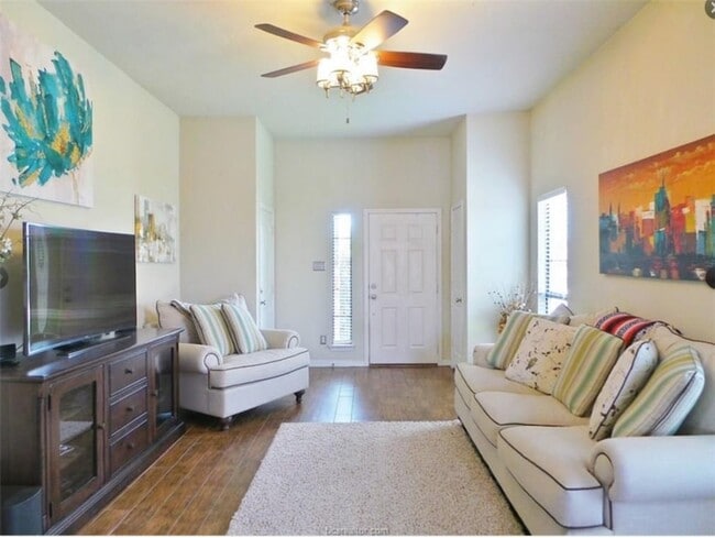 Foto del edificio - 2711 Silver Oak Dr