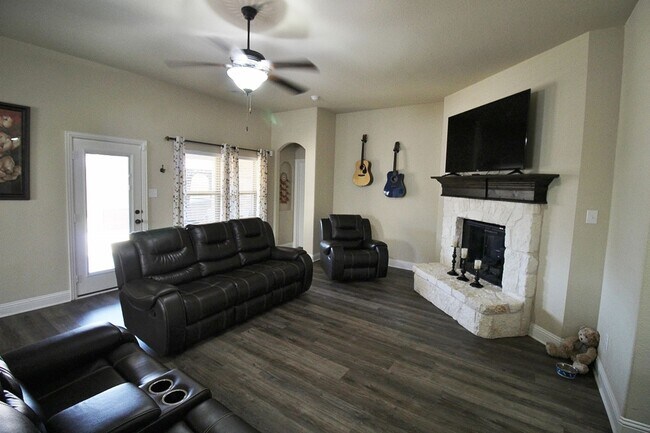 Building Photo - Fabulous 3/2/2 with Hot Tub in Red Oak For...