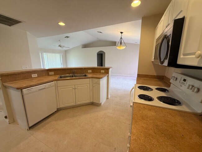 Foto del edificio - 3 bedroom 2 bathroom Single Family Home