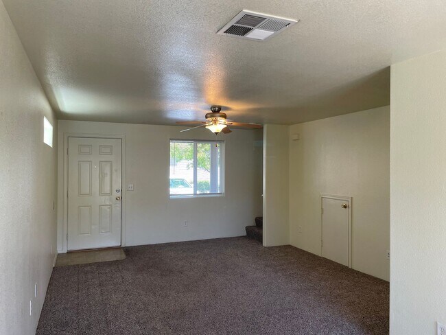 Foto del edificio - Beautiful 2 Bedroom 1.5 Bath Townhome Loca...