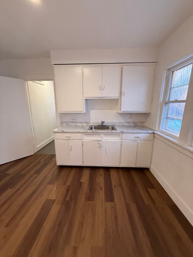 Foto del edificio - 10214 Nelson Ave